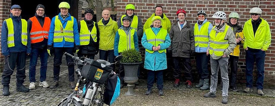 Haus Hove, auch vielen bekannt. Dort hiess uns der Vorfahrer , wie schon einmal vor langer Zeit zum Gruppenfoto anzutreten (s. Bild unten)