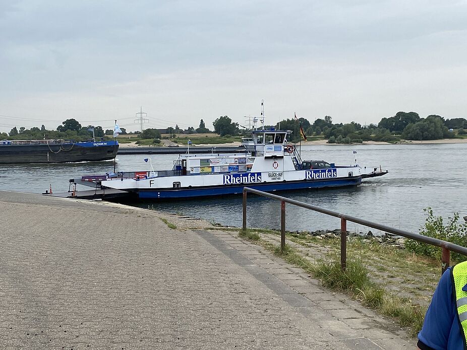 Die Fähre kommt! Die Fähre nach Orsoy legt gerade in Walsum an