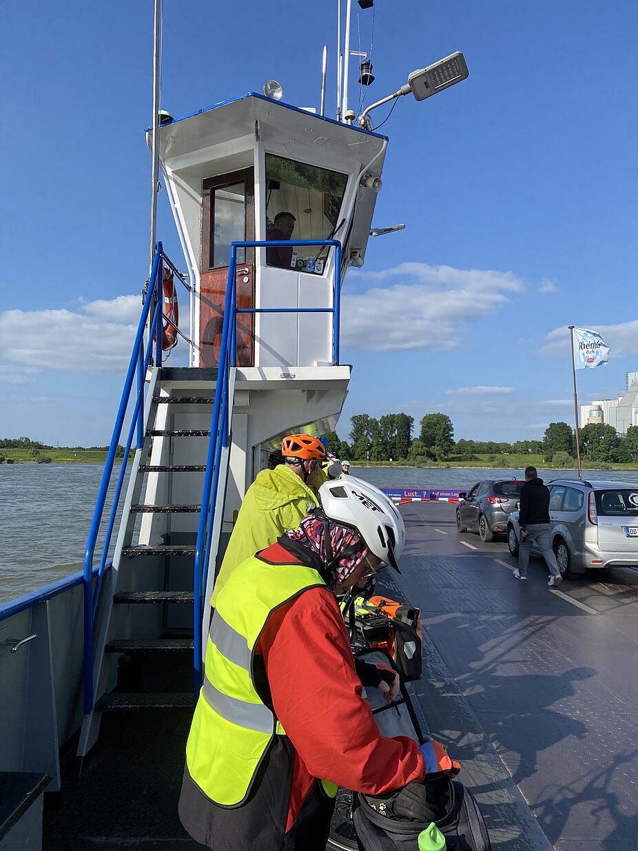 Auf der Rheinfähre heimwärts! Auf der Rheinfähre heimwärts!