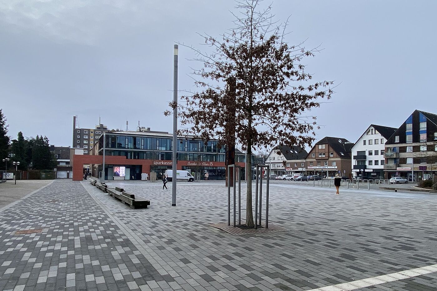 Noch liegt der Rathausplatz still da