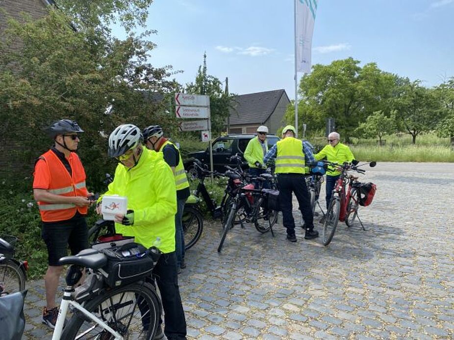 Ankunft am Naturforum Bislicher Insel Die Gruppe kommt am Naturforum Bislicher Insel an