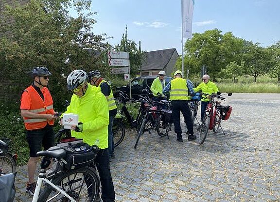 Die Gruppe kommt am Naturforum Bislicher Insel an