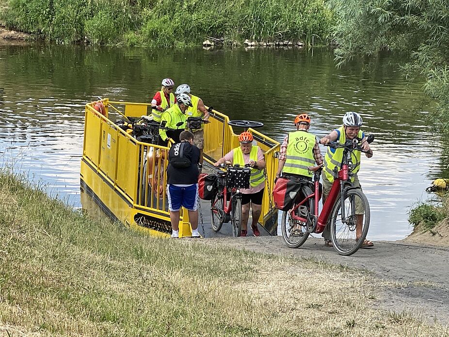 KW24 Hamminkeln, Ankunft am linken Lippeufer 1 Das Bild zeigt die Ankunft der Fähre am linken Lippeufer