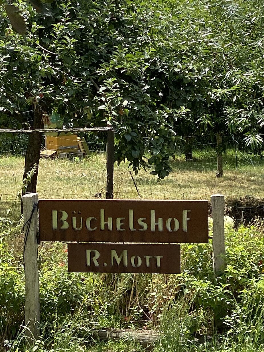 Automatenstation am Wegesrand Automatenstation am Wegesrand. Hier gibt es frische Agrarprodukte vom Hof.