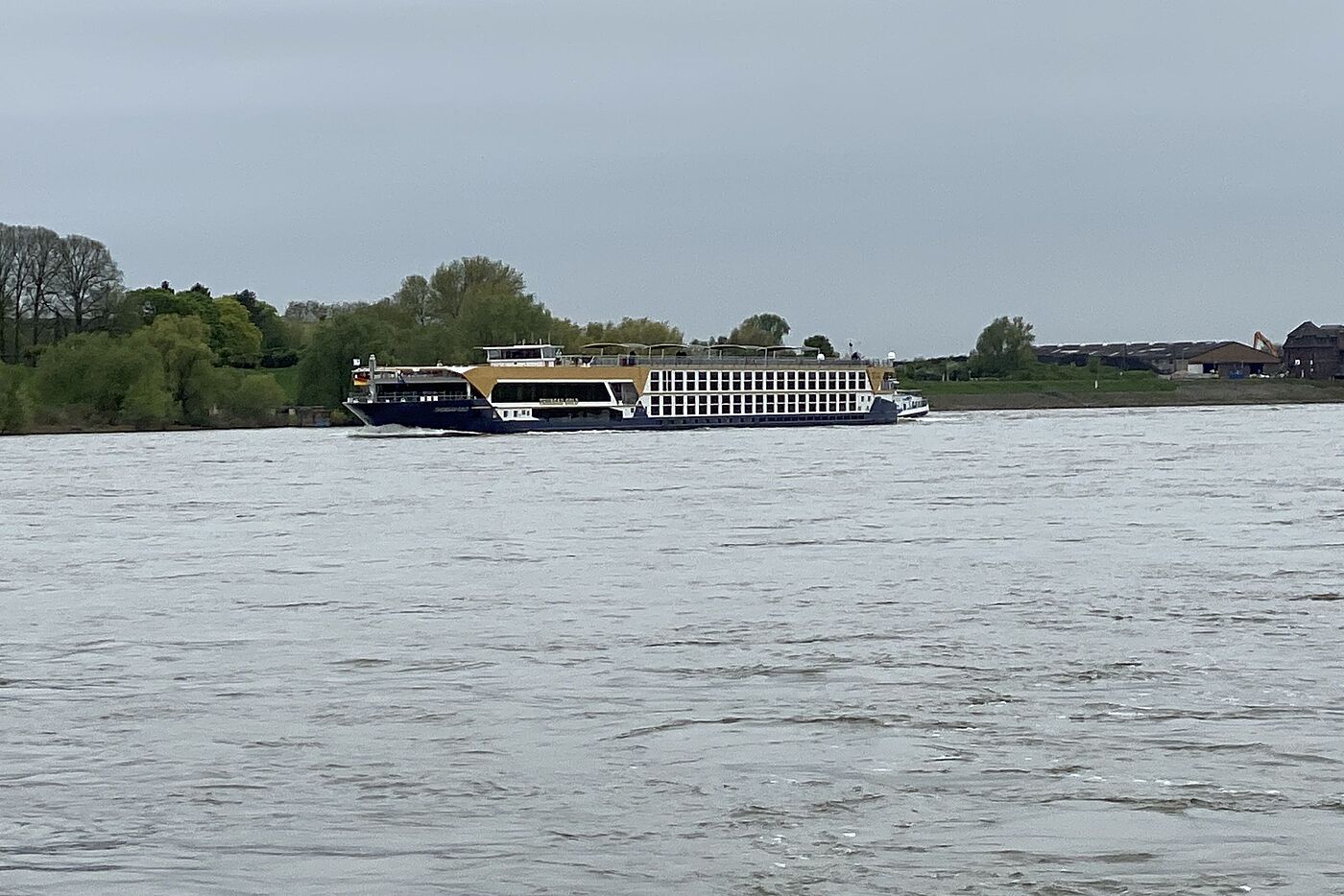 Mächtig Verkehr auf dem Rhein
