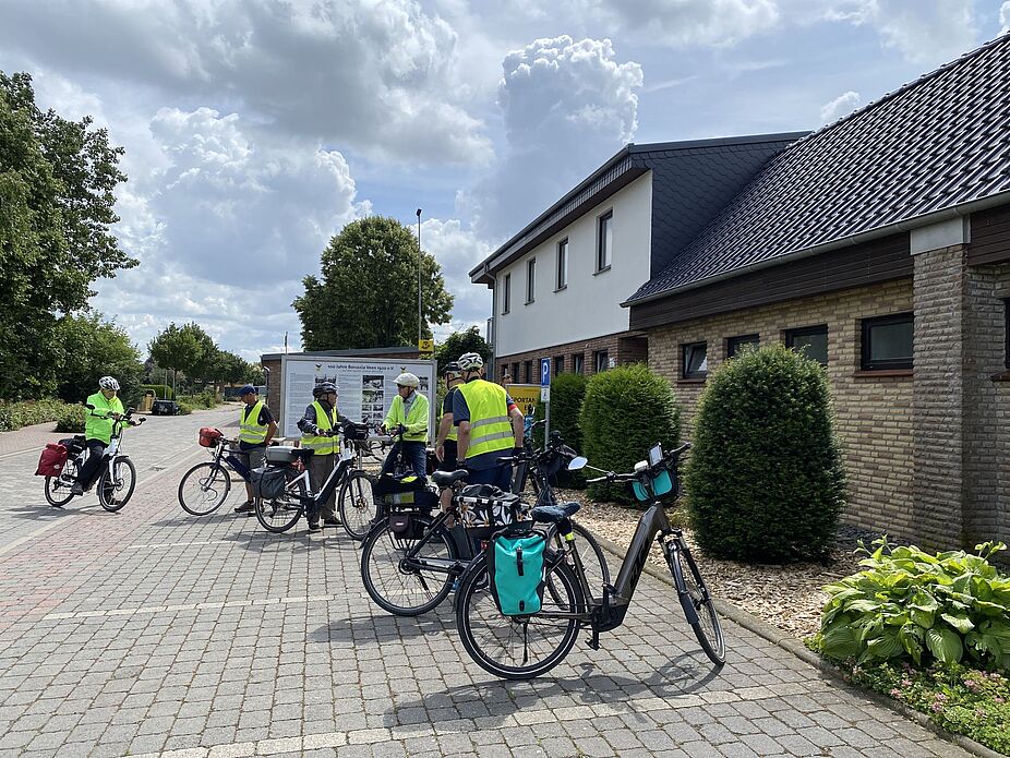 Nun geht's aber weiter! Nun geht's aber weiter! Die Pause ist zu Ende, alle stzen auf.