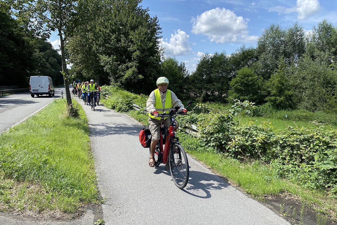 Die Radelkolonne kommt angefahren