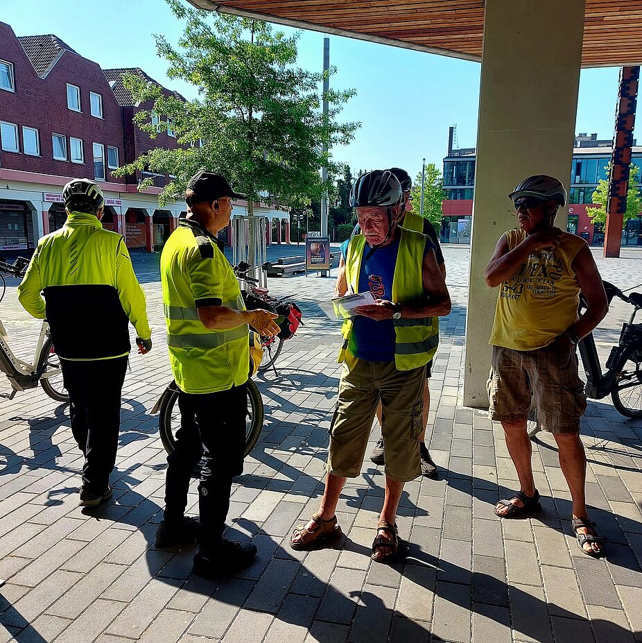 Rathaus Voerde, kurz vorm Start Die Gruppe versammelt sich am Voerder Rathaus unmittelbar vor dem Start