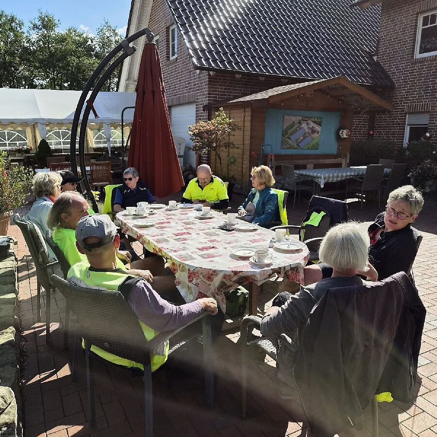 KW37-26_Kuchen-Stopp_im_Hofcafe_Belustedde_hr01