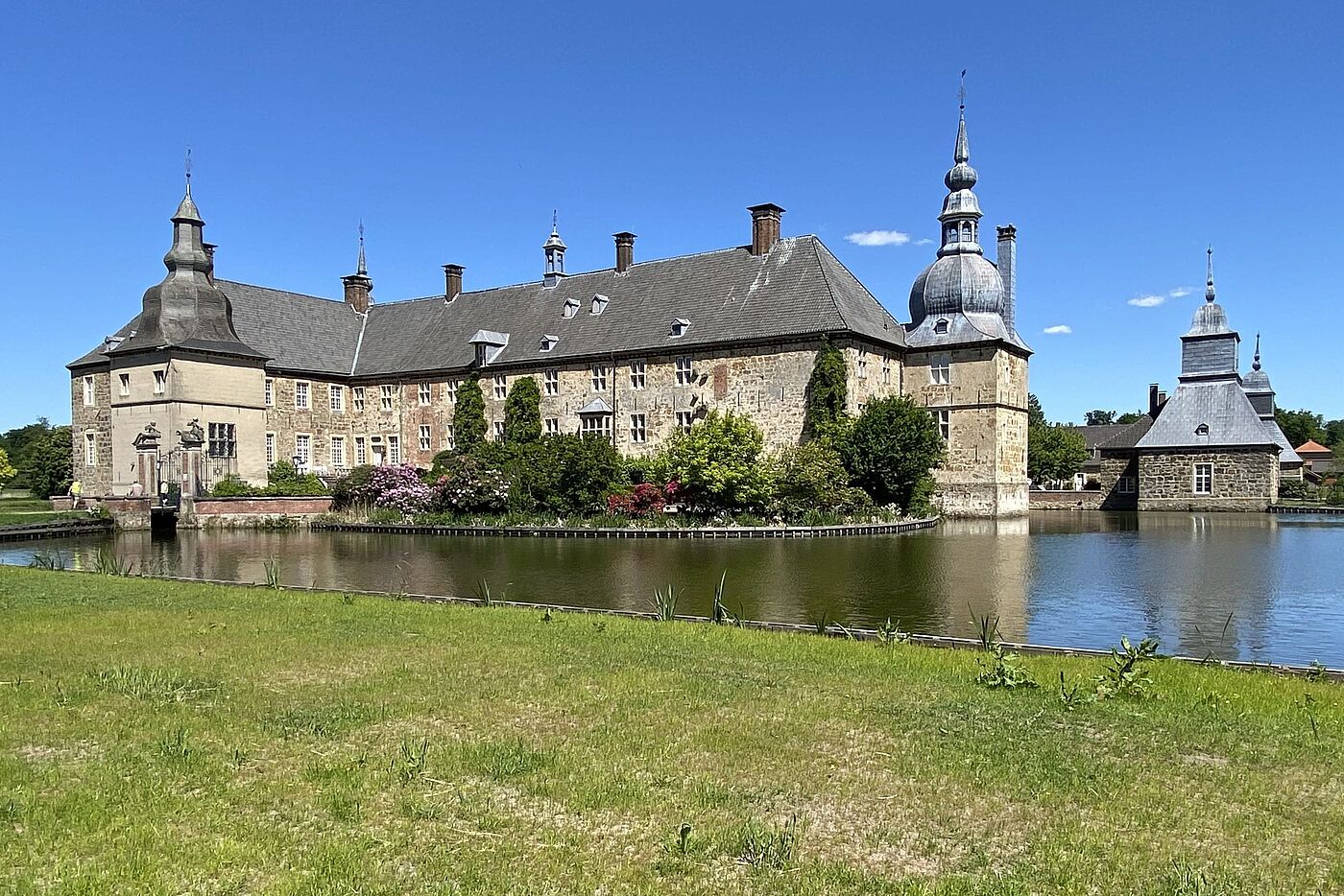 KW20-25_wb33_Schloss_Lembeck_mit_Rhododendronbluete