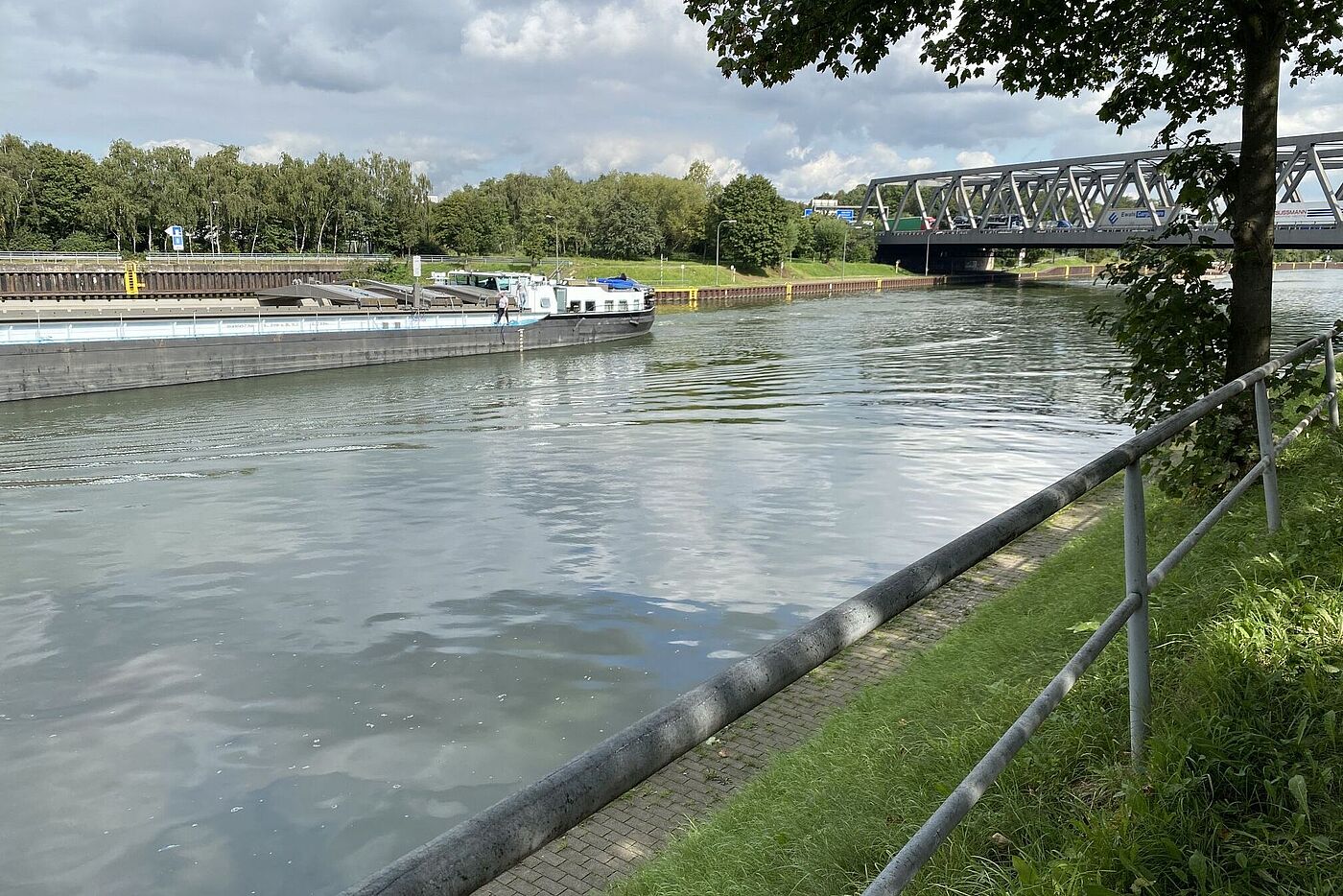 Gemächliche Fahrt am Kanal