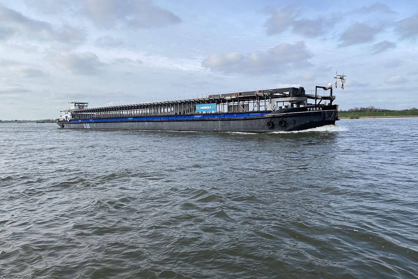  Große Pötte auf dem Rhein