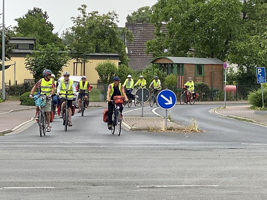 Da kommense 01 Pünktlich trifft die Fahrradgruppe am Treffpunkt Freesmann ein