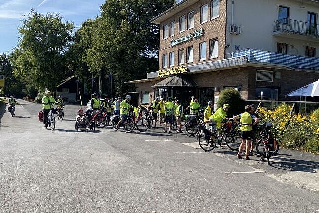 KW34-25_wb01_Hagemanns_Hofcafe_Bruenen