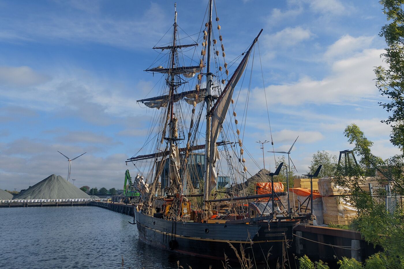 Die Tres Hombres liegt im Hafen