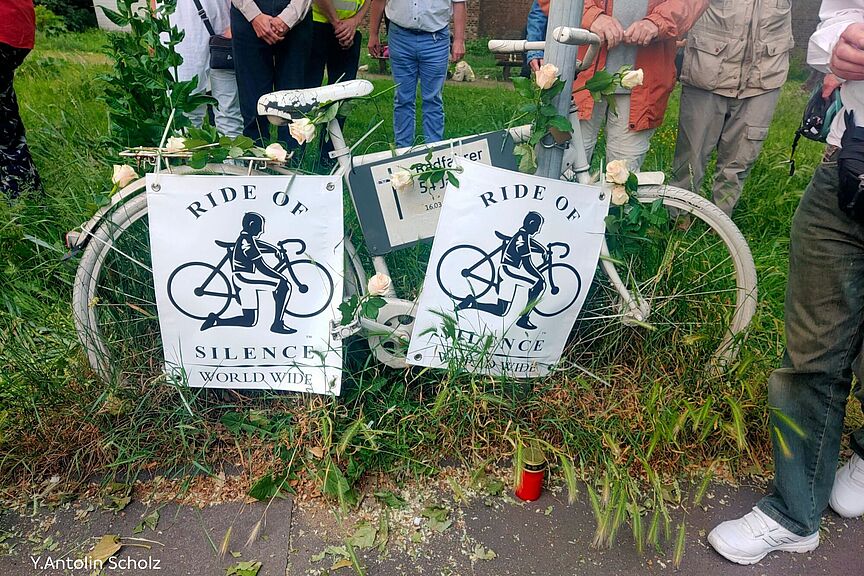 250522_Ride_of_Silence Ride of Silence am Geisterrad am Ruhrorter Kreisel 22.05.2025