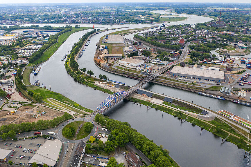 Hafen_Duisburg_Ruhr_-Luftbild_(51719625691).jpg Hafen Duisburg Ruhr - Luftbild