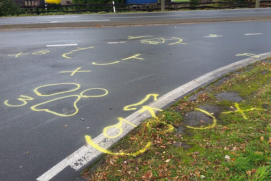 Unfallstelle Unfallstelle mit gelben Markierungen im Fahrradform