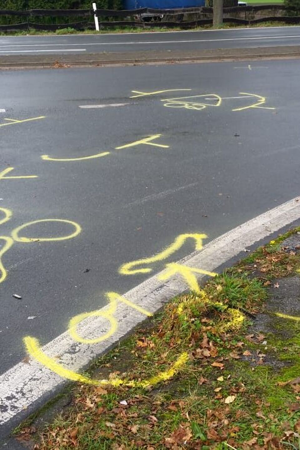 NRW.Unfallstelle_Radfahrer_PKW_Marl_B225 Unfallstelle mit gelben Markierungen in Form eines Fahrrads und eines Autos