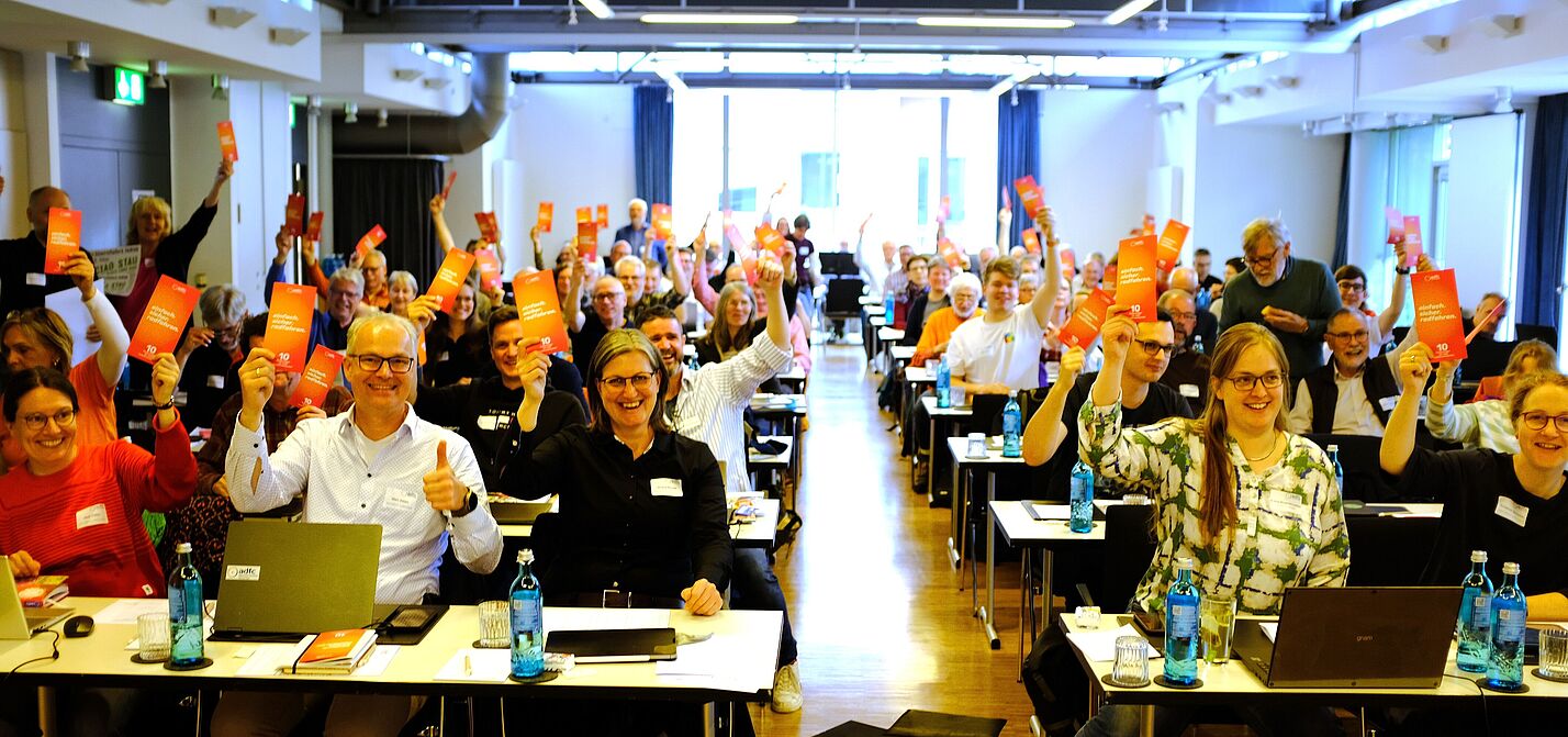 Die Delegierten jubeln zum Kampagnenstart bei der Landesversammlung 2026 am 18. April 2026 in Münster.