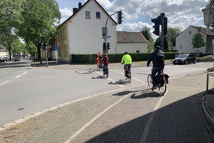 Willkommen beim ADFC NRW Radfahrende überqueren eine Kreuzung
