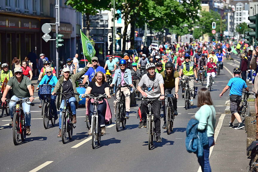 Aktive des ADFC NRW bei der Sternfahrt am 8. Mai 2022 in der Landeshauptstadt Düsseldorf. Aktive des ADFC NRW bei der Sternfahrt am 8. Mai 2022 in der Landeshauptstadt Düsseldorf.