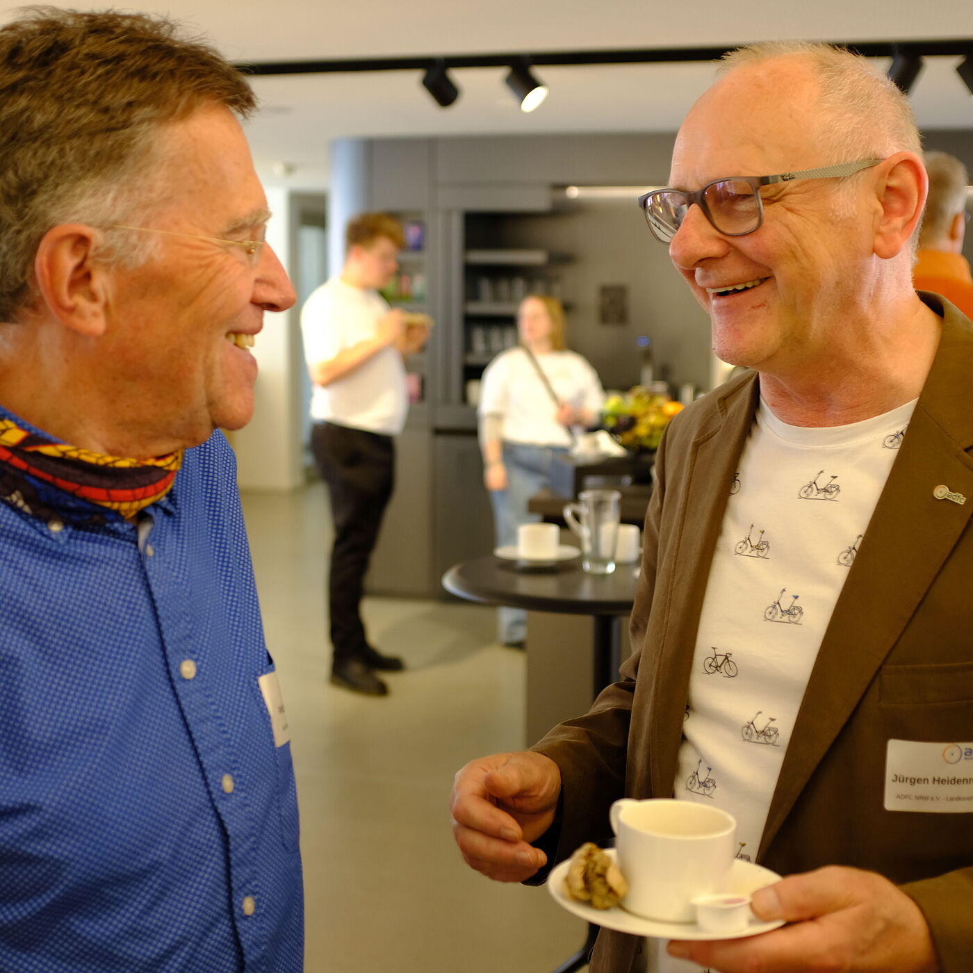 Zwei Männer unterhalten sich.