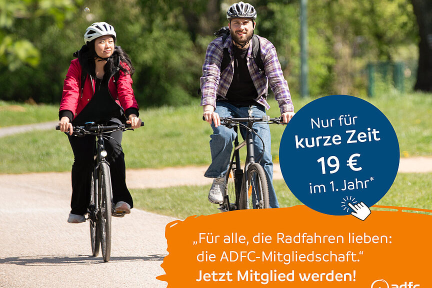 Mitgliederwerbung 2026 Großbild V4 mobil Zwei Menschen fahren mit Fahrradhelm auf einem breiten Weg durch einen grünen Park. Im Bild steht ein Angebot zur ADFC-Mitgliedschaft für 19 Euro im ersten Jahr.