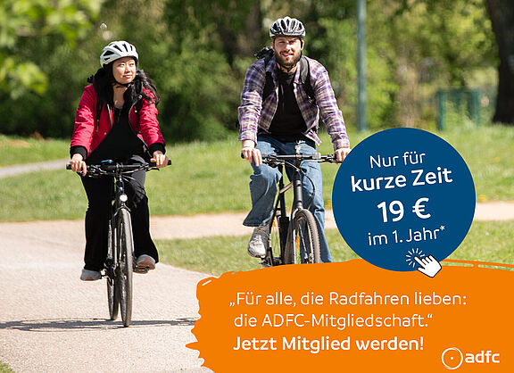 Zwei Menschen fahren mit Fahrradhelm auf einem breiten Weg durch einen grünen Park. Im Bild steht ein Angebot zur ADFC-Mitgliedschaft für 19 Euro im ersten Jahr.