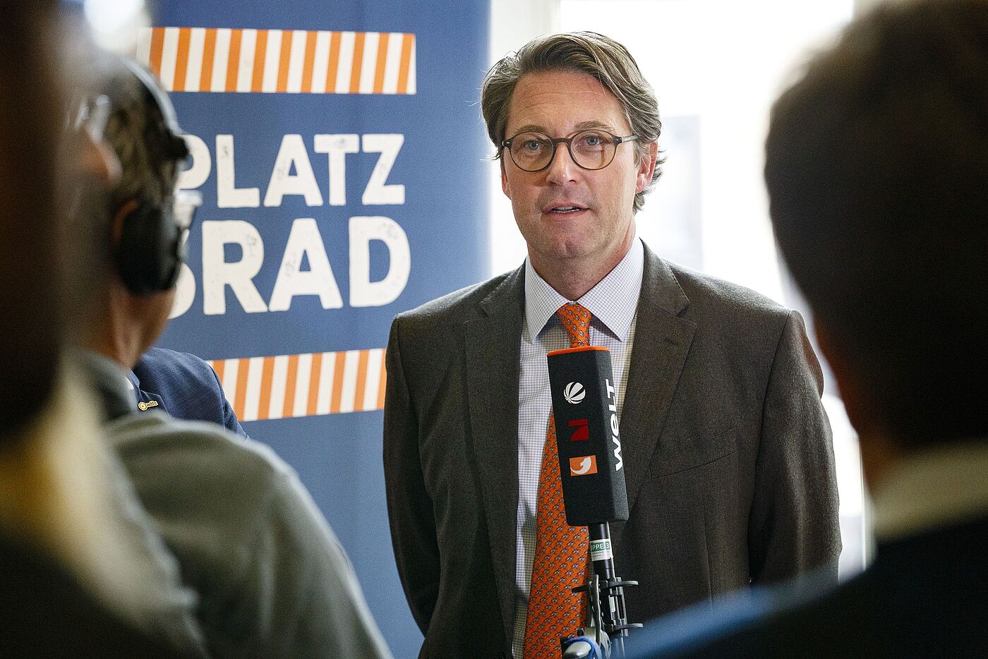 Nach seiner Rede stand Bundesverkehrsminister Scheuer der Presse noch für Fragen zur Verfügung. Nach seiner Rede stand Bundesverkehrsminister Scheuer der Presse noch für Fragen zur Verfügung.