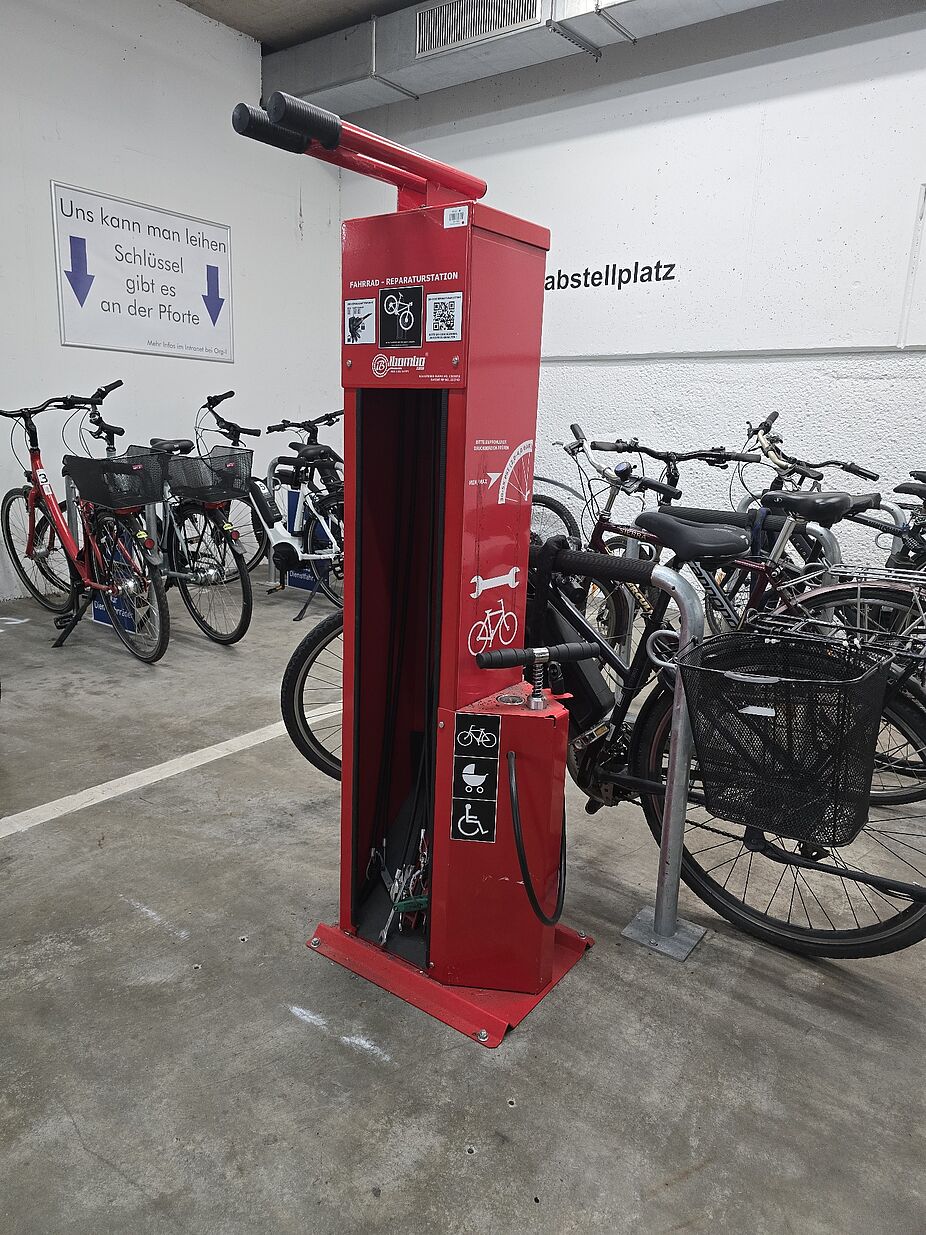 Reparaturstation im Fahrradparkhaus des Bundesrechnungshofes Reparaturstation im Fahrradparkhaus des Bundesrechnungshofes