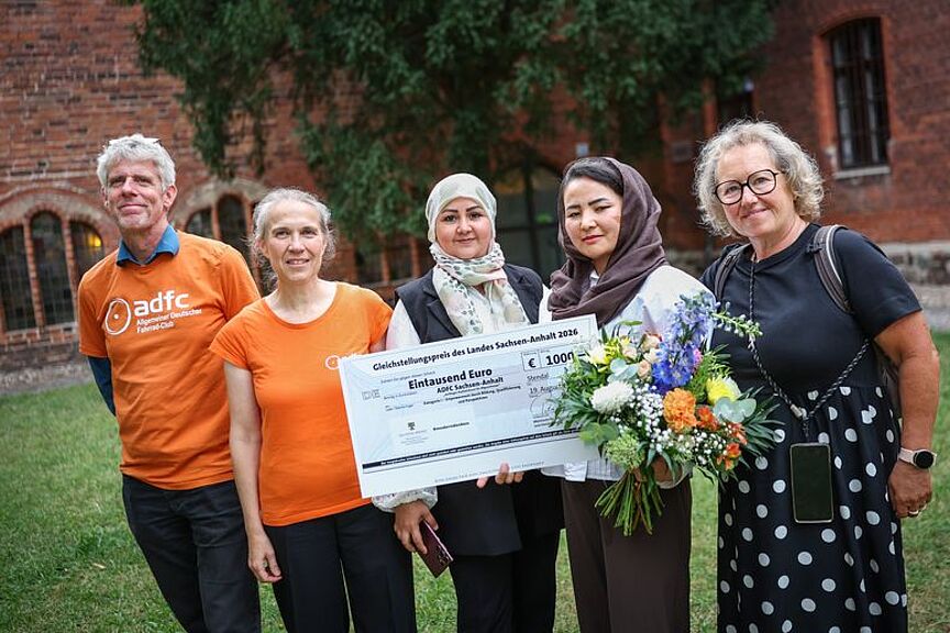Gleichstellungspreis des Landes Sachsen-Anhalt 2026 Gleichstellungspreis des Landes Sachsen-Anhalt 2026: Fünf Frauen mit einem großen Check.