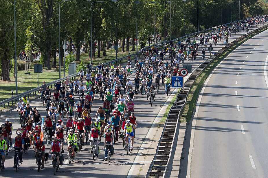 IAA-Radsternfahrt 2019 IAA-Radsternfahrt 2019 Radfahrende auf Autobahn